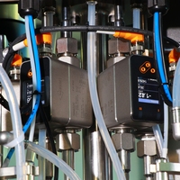 Machine de remplissage et de scellage automatique de bière mobile électrique à 4 têtes pour canettes en aluminium de 500 ml, 1200 CPH, changement en un clic pour les produits chimiques