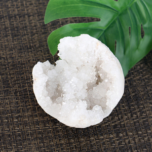 Vente en gros de boules de pierres précieuses sculptées à la main, sphères de géodes en agate blanche naturelle pour la décoration Feng Shui - Product Image 2