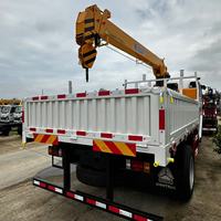 Grue montée sur camion à double cabine Sinotruk avec une forte capacité de levage | Idéal pour la construction et la logistique