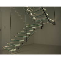 Escalier flottant droit intérieur moderne en bois massif pour sous-sols Garde-corps en verre trempé pour villas