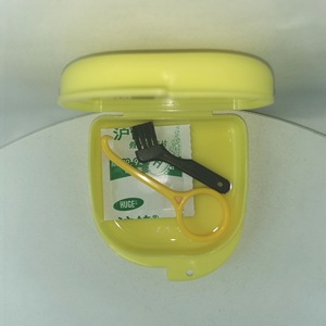 Kit de cuidado de dentaduras postizas, estuche de plástico con cepillo y limpiador para uso doméstico, juego de limpieza de dientes para adultos, blanco, rosa, azul, verde, amarillo - Product Image 4
