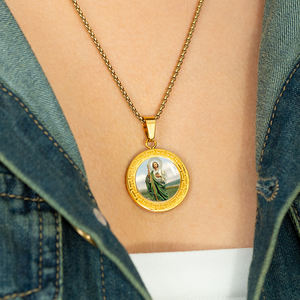 قلادة مطلية بالذهب عيار 18 قيراط من الفولاذ المقاوم للصدأ مع ميدالية دينية على شكل حرف T - Product Image 3