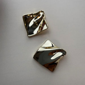 Botón Metálico Irregular Dorado 3D de Aleación de Zinc, Botón de Cuerno Cuadrado con Baño de Oro, Botones de Metal Ecológicos con Vástago y Cuentas - Product Image 2