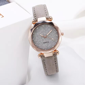 La montre pour femmes à la mode avec un design en forme d'étoile et un bracelet givré et des marqueurs romains - Product Image 3
