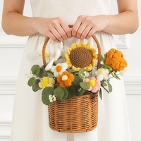 Panier de fleurs au crochet fait main, mélange de roses, tournesols et tulipes, ornement de bureau esthétique, cadeau pour la fête des mères et la fête des enseignants