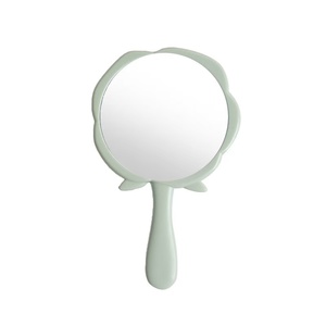 Một cô gái cầm dụng cụ trang điểm và một chiếc gương nhỏ, mang theo gương trang điểm cầm tay - Product Image 3