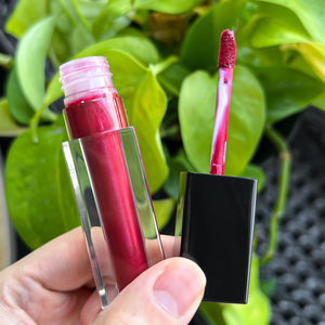 ลิปกลอสทรงสี่เหลี่ยมพร้อมฝาปิดสีขาวและสีดํา ลิปกลอสแต่งหน้า โลโก้ที่กําหนดเอง ฉลากส่วนตัว พิมพ์โลโก้ของคุณ - Product Image 4