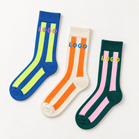 Chaussettes mi-mollet bleues personnalisées, rayures jaunes fluorescentes, lettres violettes en jacquard, chaussettes lumineuses