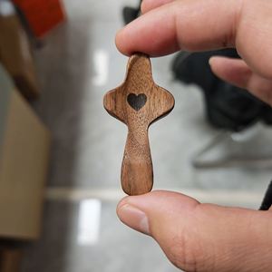 Croix de prière de poche en bois d'olivier et de noyer, croix à pouce, cadeau en bois d'olivier - Product Image 5