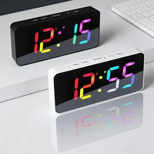 Sveglia Digitale LED Smart da Scrivania con Cambio Colore RGB, Regolazione Luminosità Elettronica e Funzione Snooze per Casa, Camera da Letto, Cucina - Product Image 1