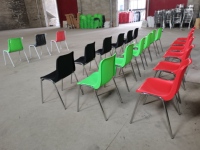 Chaise d'école empilable robuste, chaise d'étudiant moderne en plastique avec pieds en métal pour salle de formation universitaire