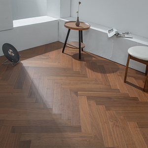 Suelo de Madera de Ingeniería Multicapa Impermeable de Nogal Negro, Instalación con Sistema de Clic, Acabado Mate Liso, Diseño en Espiga, para Interiores - Product Image 1