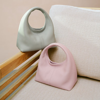 Tas Selempang Wanita Premium Kulit Sapi Bertekstur, Model Bulan Sabit, Tahan Air, dengan Penutup Magnetik, Trendi untuk Pesta Fashion