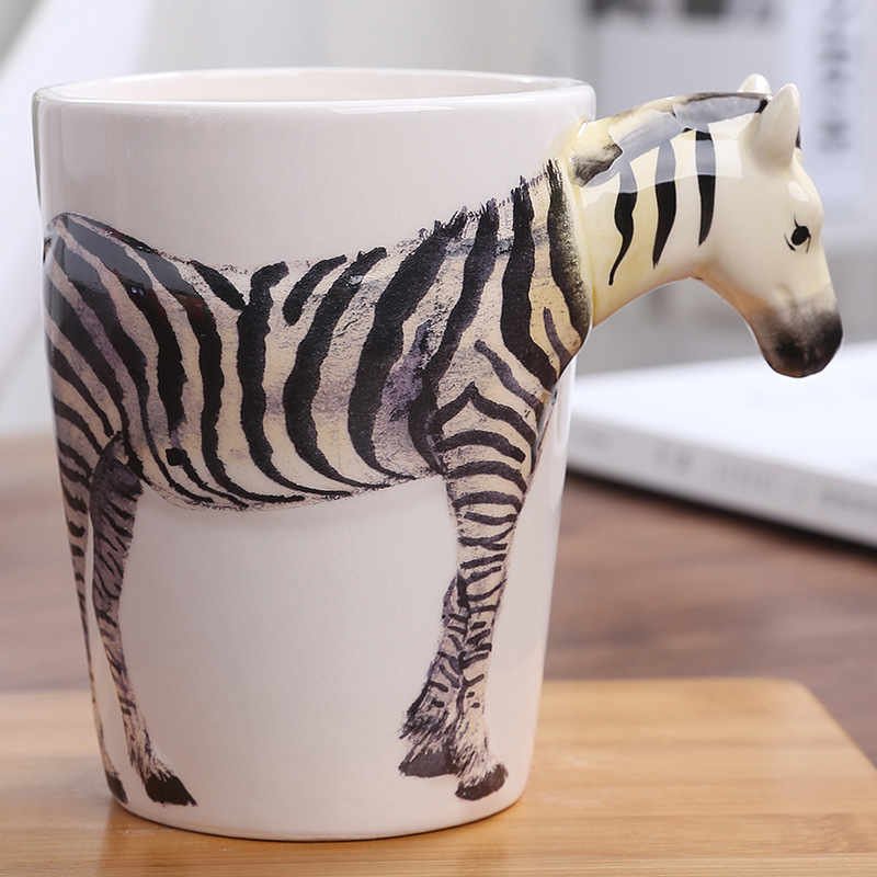 Taza de cerámica con diseño de cebra de dibujos animados.