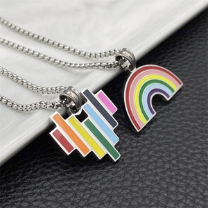 สร้อยคอจี้สแตนเลสเคลือบสีรุ้ง เครื่องประดับจี้รุ้งสำหรับชาวเกย์ - Product Image 2