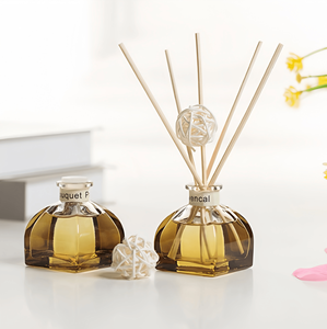 Diffuseur de Roseaux à Fleurs Romantique pour Huiles Essentielles d'Aromathérapie Sans Flamme, 50 ml, avec Bâtonnets en Rotin, pour Parfum d'Ambiance de Chambre – Vente en Gros - Product Image 4