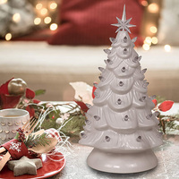 Großer Weißer Keramik-Weihnachtsbaum mit Handbemalten Verzierungen und Beleuchtung, 39,5 cm Hoch, Festliche Dekoration