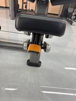 Yinqian Fitness Design moderne en acier Triceps Curl Machine équipement de gymnastique chargé avec support d'isolateur pour l'exercice du bras
