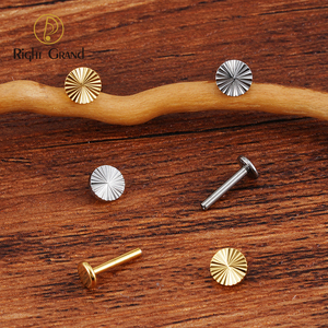 <span class=keywords><strong>Piercing</strong></span> plano <span class=keywords><strong>de</strong></span> <span class=keywords><strong>titanio</strong></span> ASTM F136 16G con diseño geométrico <span class=keywords><strong>de</strong></span> sector, tipo labret Monroe, para cartílago, tragus, hélix, concha - Product Image 3