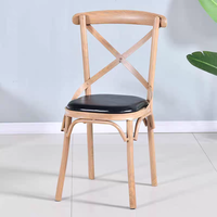Chaise d'hôtel bon marché Vente en gros Empilable au design vintage Salle à manger de mariage à dossier croisé pour banquet événement en bois