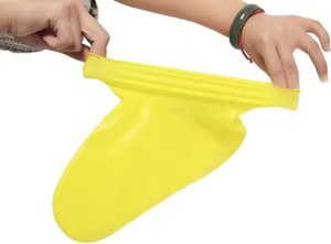 Couvre-chaussures de pluie en silicone réutilisable, antidérapant, imperméable et durable pour le camping - Product Image 3