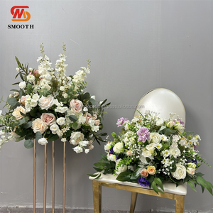 Arche de mariage artificielle lisse avec roses en soie, design asymétrique déstructuré, feuilles vertes - Décoration de centre de table - Product Image 6