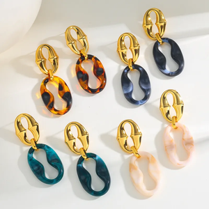 Pendientes Minimalistas de Acero Inoxidable 304 Chapados en Oro de 18K con Resina en Forma de Ocho, Diseñados para un Uso Diario Ligero - Product Image 2