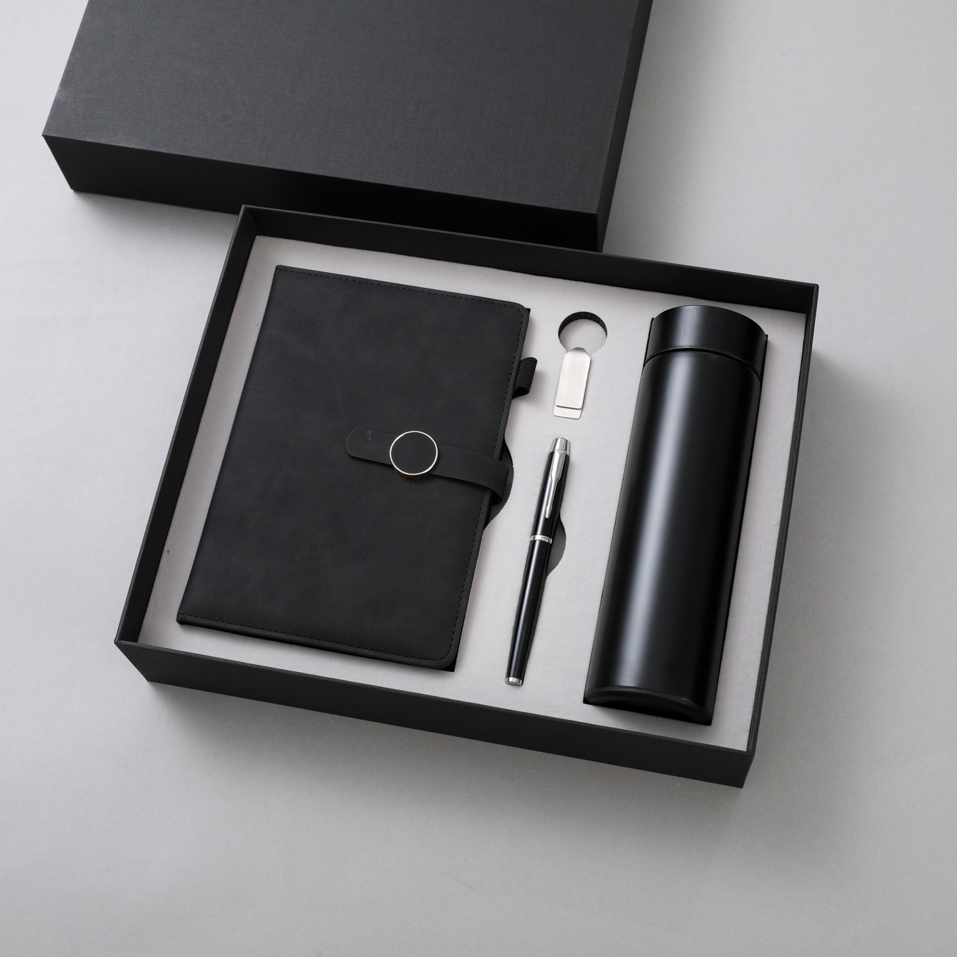 Cuaderno negro + pluma + Taza Termo