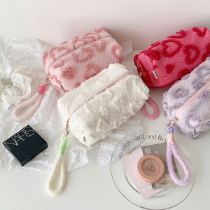 Bolsa de Maquillaje de Felpa con Forma de Corazón Estilo Ins, Bolsa de Almacenamiento de Gran Capacidad y Bolsa de Aseo Portátil para Chicas - Product Image 4