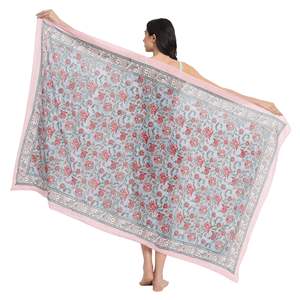 ผ้าซิ่นพิมพ์ลายมือสีแดงและชมพูบนผ้าเดนิมสีซีดจางสำหรับผู้หญิง ผ้าคลุมบิกินี่น้ำหนักเบา เหมาะสำหรับใส่ไปเที่ยวทะเลในช่วงฤดูร้อน - Product Image 1