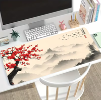 Tapis de bureau grand format avec un design de style art japonais à l'encre de soie, représentant des fleurs de prunier rouges et des paysages; Comprend