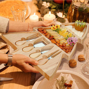 Plateau de service en bois pour fromages et desserts, thème Noël, avec couteaux, idéal pour les fêtes - Product Image 1