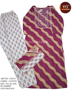 Ensemble de costume en coton brodé de fleurs, très demandé, avec dupatta élégant pour femmes, disponible à la vente - Product Image 3