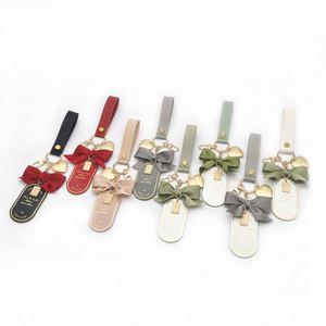 Llavero de coche con forma de corazón, bonito y original, venta al por mayor en línea de fábrica con MOQ bajo, ideal como colgante para coche, regalo de cumpleaños para mujer y marcapáginas. - Product Image 1