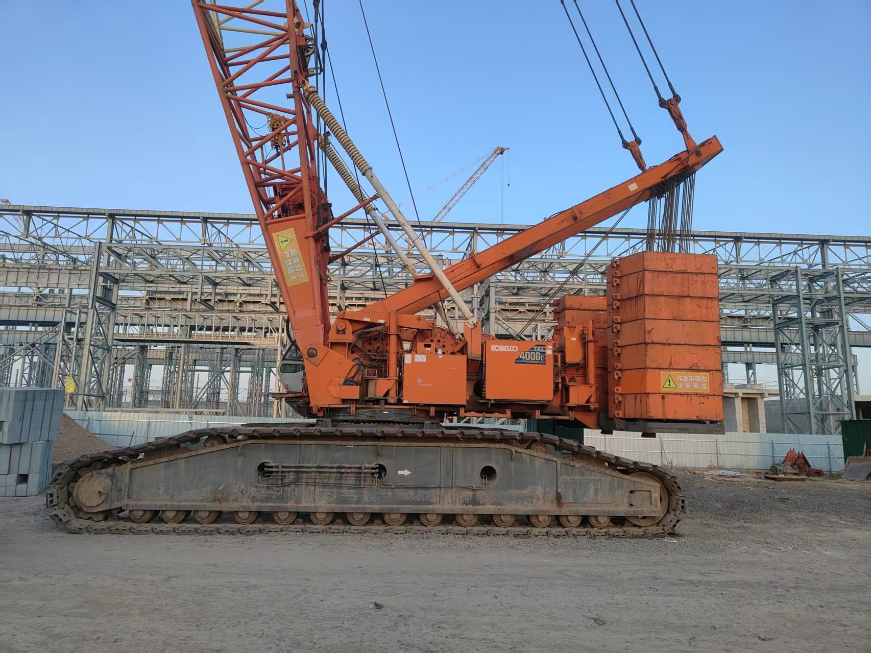 Guindaste de Esteira Kobelco CKE4000 400T Fabricado no Japão Usado