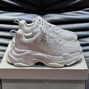 Chaussures décontractées pour hommes de haute qualité, baskets de luxe à la mode en blanc et noir, style marche - Product Image 1