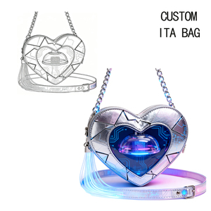 Usine de fabrication de sacs Ita personnalisés produisant des sacs à dos Ita en forme de cœur de grande taille pour Apple TV avec panneau d'insertion pour l'affichage de badges d'anime - Product Image 4