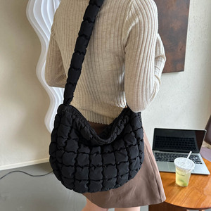 Cross Border Trendy Large Capacity Down Tote Bag For Women Cloud Shaped Shoulder Bag Insulated Everyday Use Bucket Type - Product Image 2
