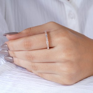 Bague élégante en or rose avec diamants baguette et ronds pour femme, alliance fine, bijou de mariage minimaliste empilable - Product Image 2