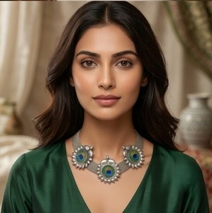 Parure de collier en maille d'argent oxydé avec pierres inspirées du paon, bijoux ethniques traditionnels pour femme, pour mariage et anniversaire - Product Image 3