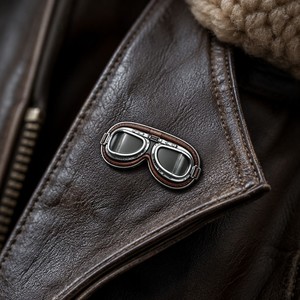 Broche en émail personnalisée style lunettes d'aviateur vintage, badge métallique rétro steampunk, bijou, vente en gros, usine OEM ODM, cadeau promotionnel - Product Image 1