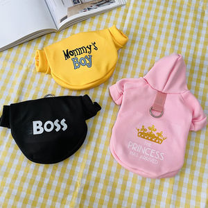เสื้อฮู้ดดี้สำหรับสัตว์เลี้ยง ผ้าฟลีซ สำหรับสุนัขและแมว พร้อมหัวเข็มขัดรัดสายจูง สำหรับฤดูใบไม้ร่วงและฤดูหนาว สีชมพู เหลือง ดำ พิมพ์ลายตัวอักษร - Product Image 1