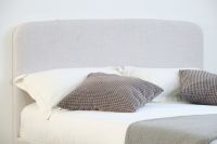 Cama de Plataforma Tapizada en Gris, Tamaño Queen, Estructura de Tela Suave con Opción de Tamaño Personalizado para Hoteles, Apartamentos y Alquiler