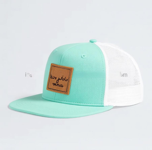 Gorra trucker personalizada de 6 paneles, color sólido, con parche de cuero, venta al por mayor, parte trasera de malla, deportiva, ajustable con cierre a presión. - Product Image 4