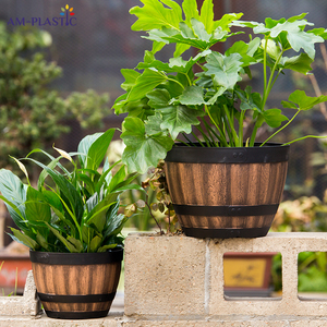 Maceta decorativa de <span class=keywords><strong>madera</strong></span> de <span class=keywords><strong>imitación</strong></span> para jardín al aire libre de plástico PP marrón, maceta de barril de whisky para plantas para uso doméstico - Product Image 4