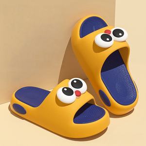 Chaussons doux et adorables, écologiques, antidérapants, élégants, pour l'intérieur et l'extérieur. Pantoufles de bain confortables de grande taille - Product Image 1
