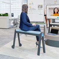 Banc de bureau moderne SpaceUnited avec ports d'alimentation et USB, sièges collaboratifs à structure en acier avec roulettes pour espaces communs