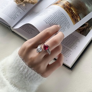 เครื่องประดับแฟชั่น แหวนทองแดงรักษ์โลก ประดับเพชรซิคอนหลากสี ดีไซน์ Toi & Moi รูปสามเหลี่ยมสองเม็ด สำหรับเป็นของขวัญสุดโรแมนติก - Product Image 6