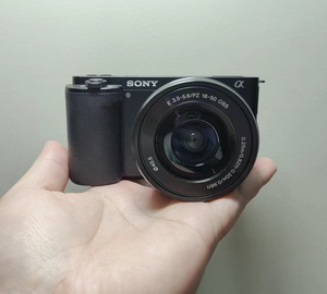 Cámara ZVE 10 Kit 95% Nueva, con Lente de 16-50 mm, Pantalla Táctil Abatible 4K, Ideal para Selfies, Viajes, Vlogs - Product Image 1