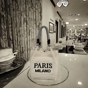 Sac fourre-tout holographique coloré de grande capacité, moderne et élégant, en PVC type jelly, idéal pour les voyages - Product Image 3